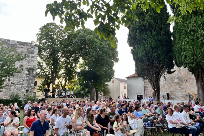 Večeras u Barbanu: Komedija "Istrijan na Tinderu" donosi večer smijeha pod zvijezdama