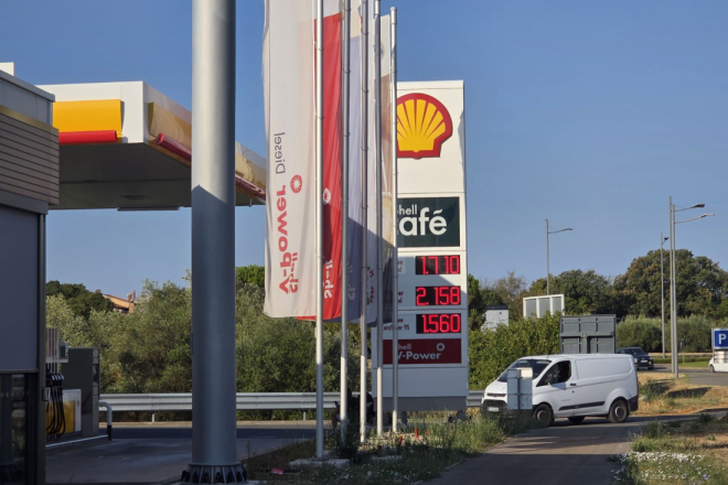 Od ponoći nove cijene goriva: Vozače na benzinskim postajama dočekalo pojeftinjenje