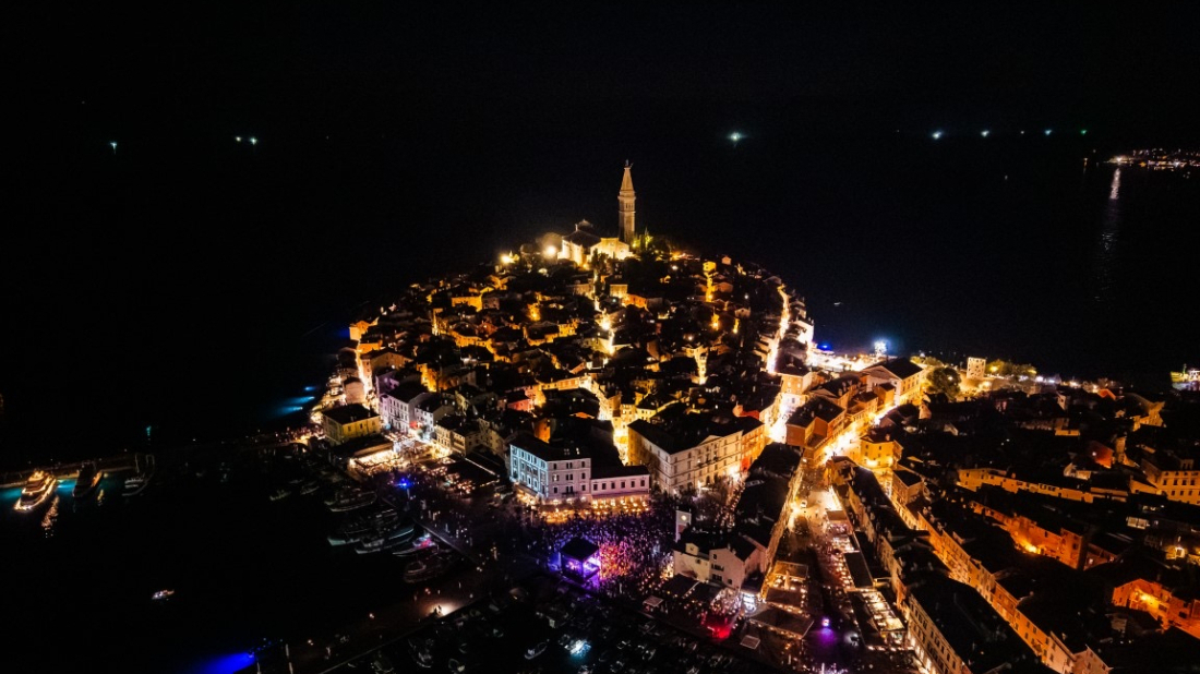 FOTO Romantična Noć sv. Lovre u Rovinju: Batane, svijeće i glazba ispunile Veliki mol