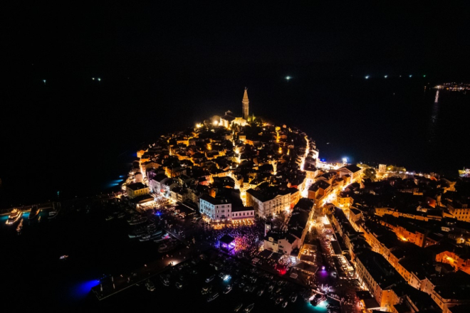 FOTO Romantična Noć sv. Lovre u Rovinju: Batane, svijeće i glazba ispunile Veliki mol