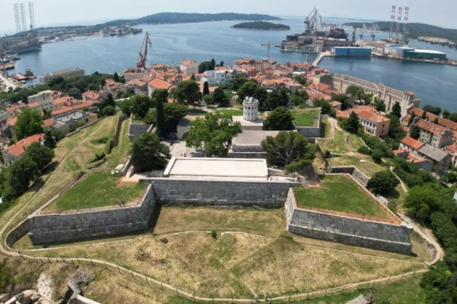 Talijan pao sa zida pulske tvrđave Kaštel, teško je ozlijeđen!