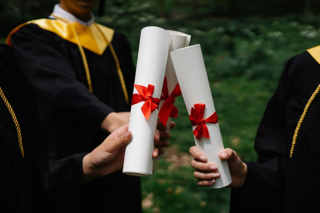 Žene uvjerljivo brojnije među diplomantima u EU, ali u jednom području muškarci dominiraju