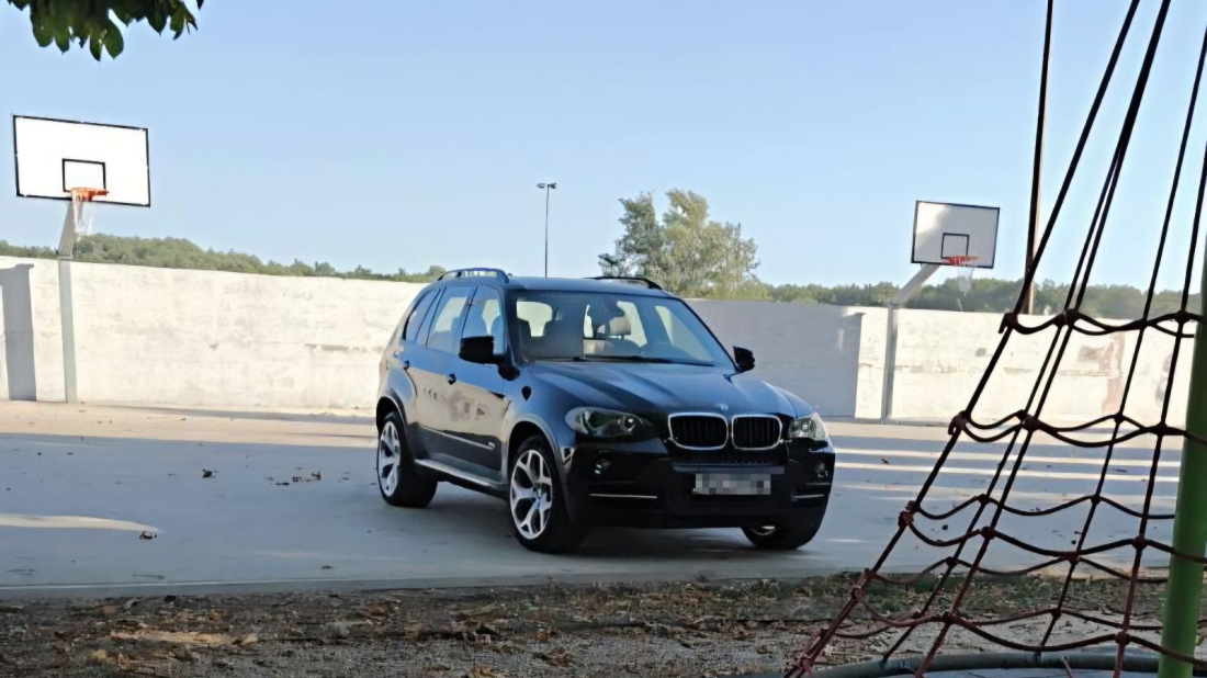Tražio hlad pa parkirao automobil na rukometnom igralištu u Žminju