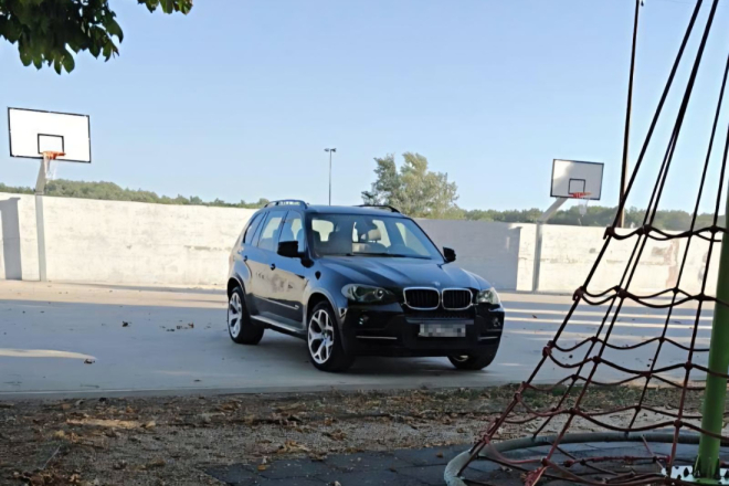 Tražio hlad pa parkirao automobil na rukometnom igralištu u Žminju