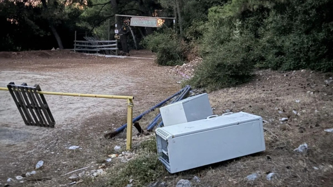FOTO/Sramotan prizor u Rovinju: Pred kamp izviđača netko iskrcao hladnjak i glomazni otpad