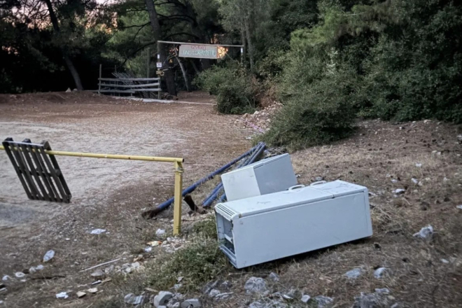 FOTO/Sramotan prizor u Rovinju: Pred kamp izviđača netko iskrcao hladnjak i glomazni otpad