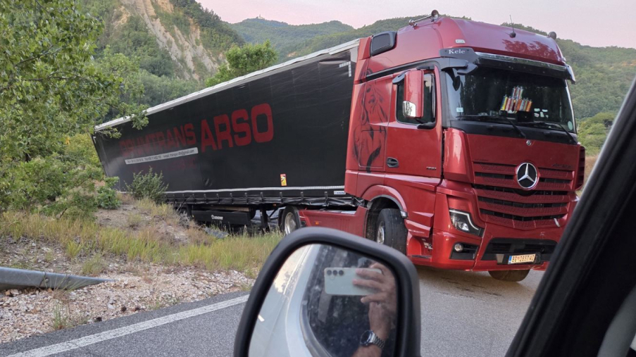 Zapeo u oštrom zavoju i blokirao promet: Zatvorena cesta Gologorica – Gologorički Dol