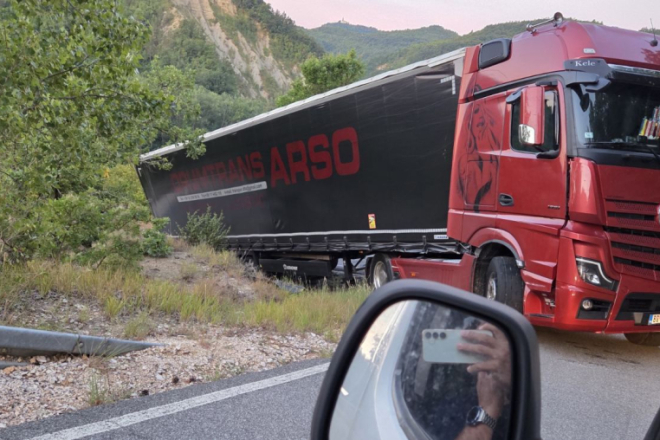 Zapeo u oštrom zavoju i blokirao promet: Zatvorena cesta Gologorica – Gologorički Dol