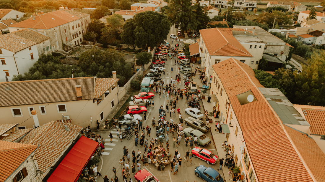 Krnica se vraća u prošlost: Oldtimeri ponovno preuzimaju placu, stižu deseci limenih klasika
