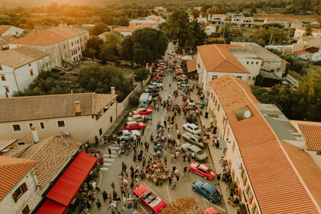 Krnica se vraća u prošlost: Oldtimeri ponovno preuzimaju placu, stižu deseci limenih klasika