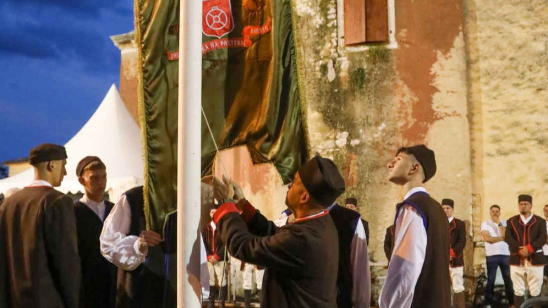 KIŠA NIJE ZAUSTAVILA TRADICIJU! U Barbanu otvorena 51. Trka na prstenac, za slavodobitnika se bori 16 konjanika