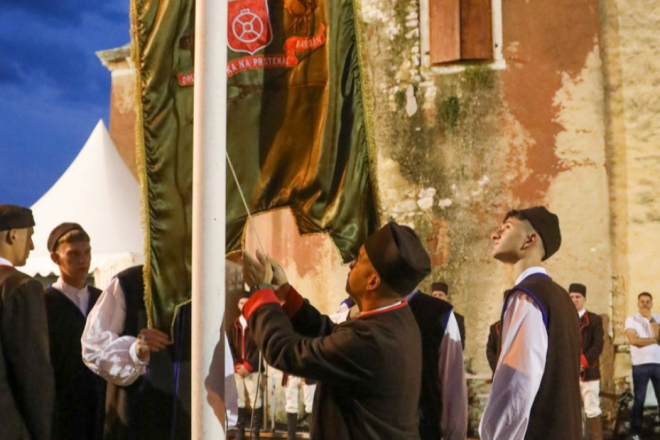 KIŠA NIJE ZAUSTAVILA TRADICIJU! U Barbanu otvorena 51. Trka na prstenac, za slavodobitnika se bori 16 konjanika