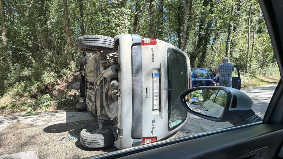 FOTO: S gotovo tri promila sletio s ceste: Udario u stablo i završio na krovu
