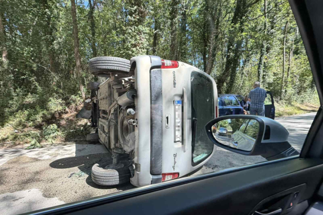 FOTO: S gotovo tri promila sletio s ceste: Udario u stablo i završio na krovu