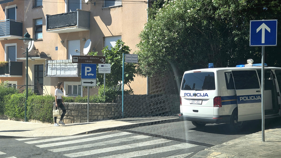 Rovinj: U Carduccijevoj ulici dijete palo s romobila, policija provodi očevid