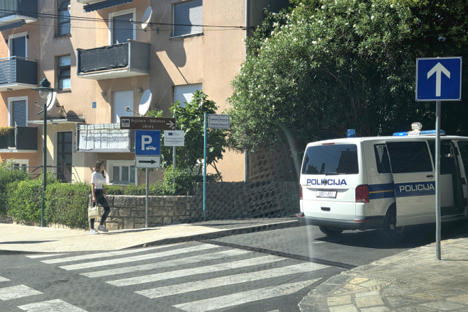 Rovinj: U Carduccijevoj ulici dijete palo s romobila, policija provodi očevid
