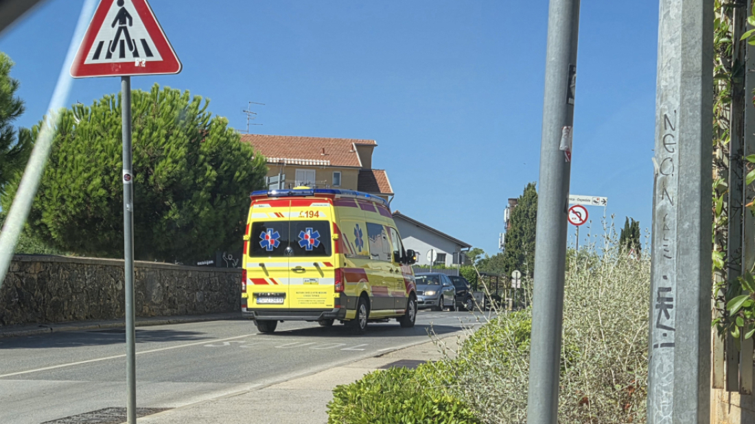 Muškarac (29) biciklom podletio pod automobil, teško je ozlijeđen!