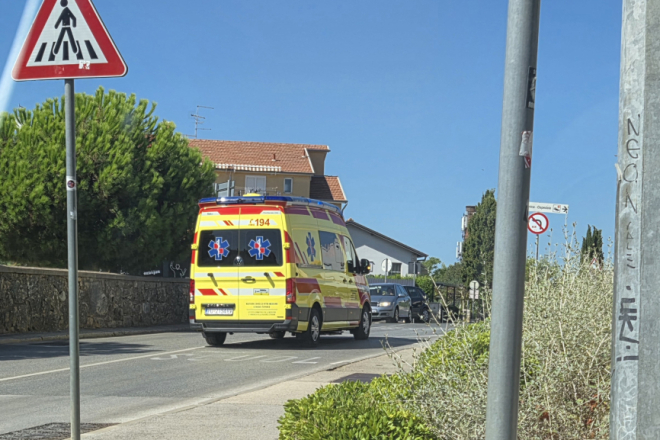 Muškarac (29) biciklom podletio pod automobil, teško je ozlijeđen!