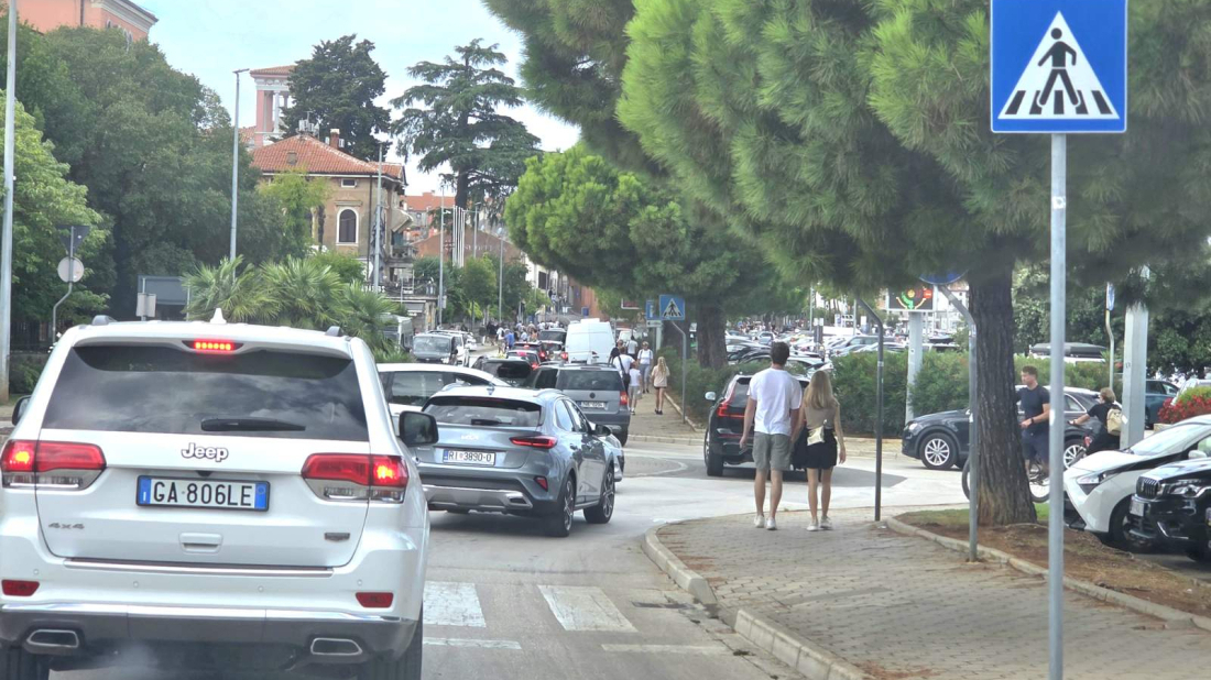 Signalizacija kaže „PUNO“, ali uzalud: Turisti i dalje automobilima prema centru Rovinja