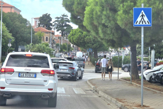 Signalizacija kaže „PUNO“, ali uzalud: Turisti i dalje automobilima prema centru Rovinja