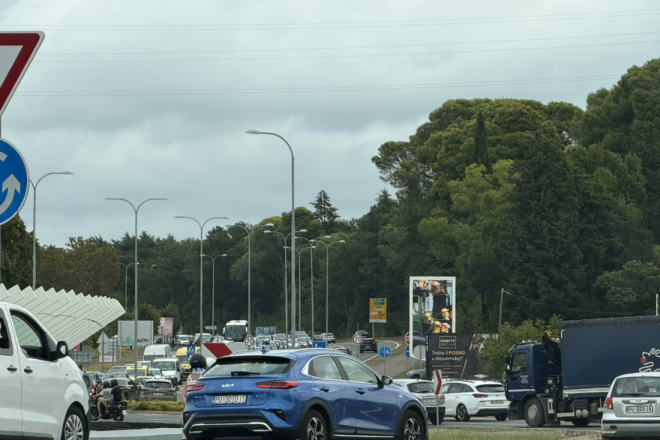 FOTO Kaos na ulazu u Pulu: Kilometarske kolone sve do Istarskog ipsilona, promet regulira policija