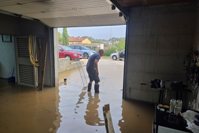Jako nevrijeme pogodilo Rovinj i okolicu: Voda prodrla u domove i objekte, problema bilo i u prometu!