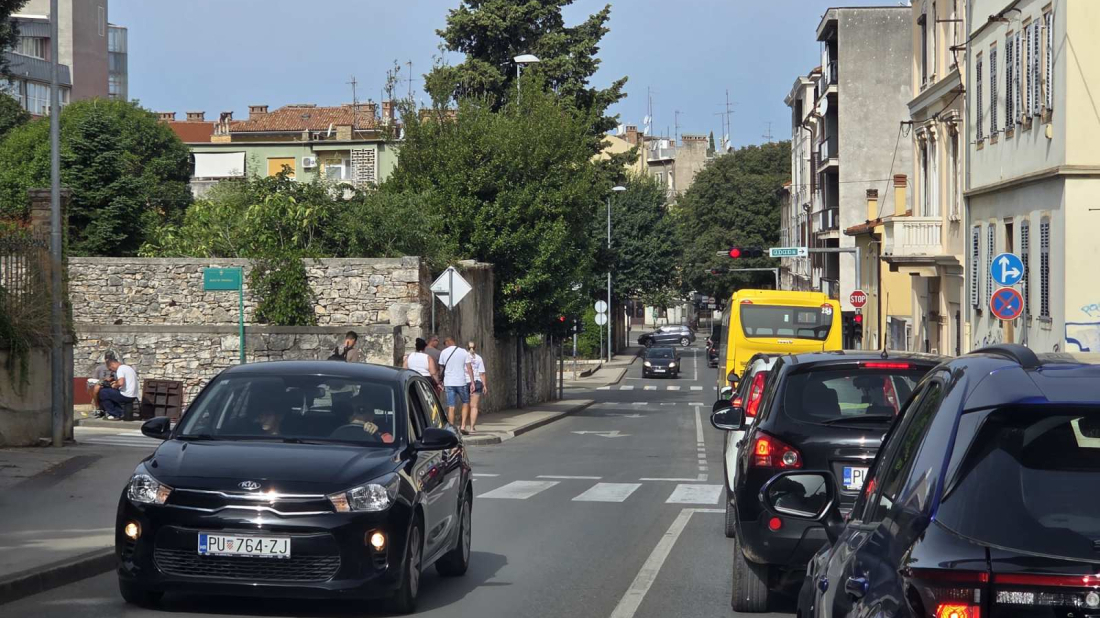 Pula: Vozač teretnjaka kretao se unatrag i teško ozlijedio 78-godišnju pješakinju