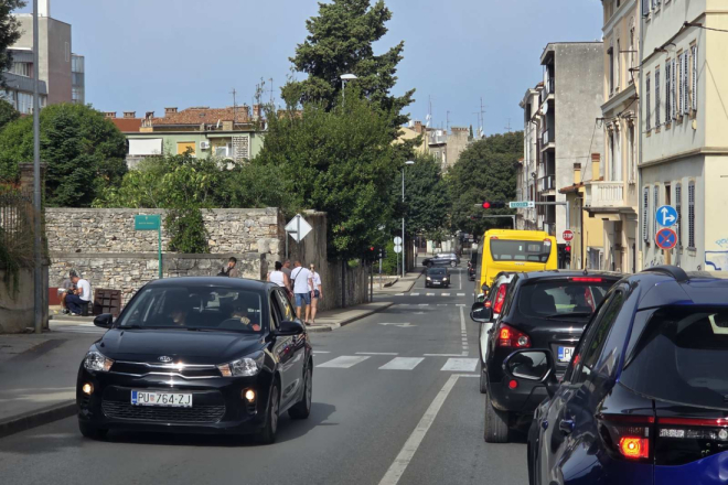 Pula: Vozač teretnjaka kretao se unatrag i teško ozlijedio 78-godišnju pješakinju