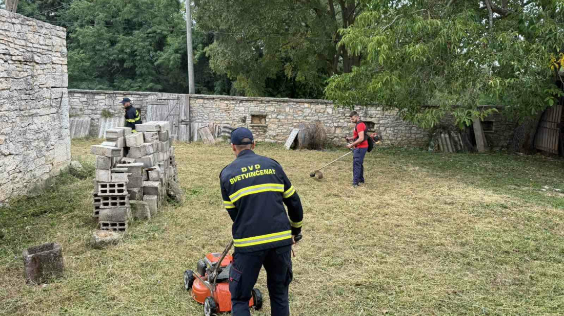 Veliko srce mladih iz Svetvinčenta: Uređuju okućnice, pripremaju drva i pomažu onima kojima je najpotrebnije