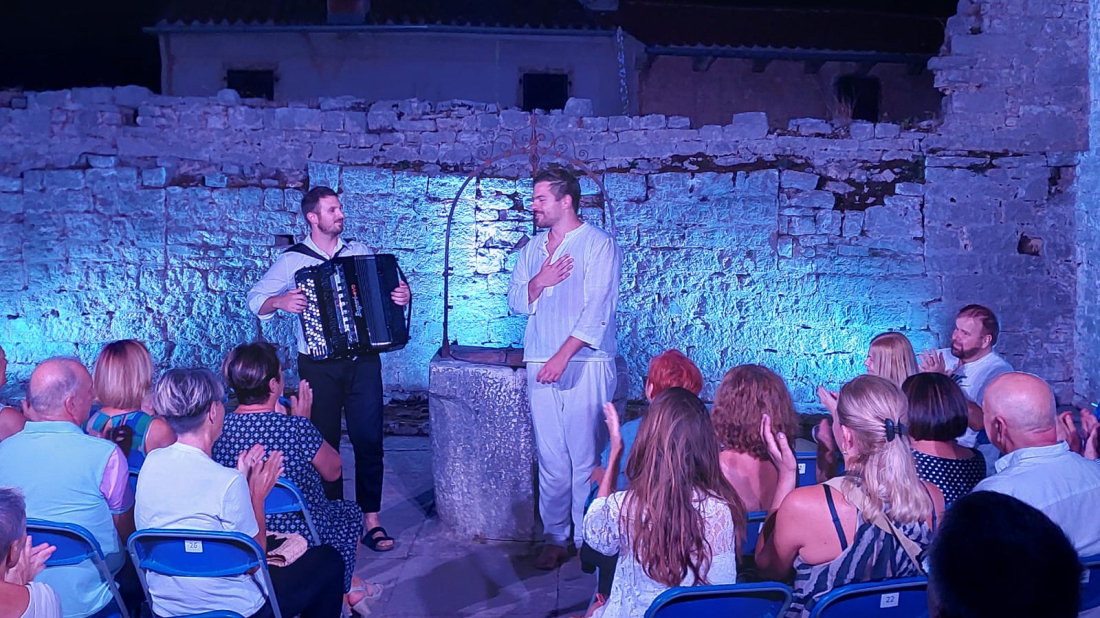 U Balama premijerno izvedeni „Snovi od kamena“: Josip Ledina publiku poveo od krša do pariških bulevara