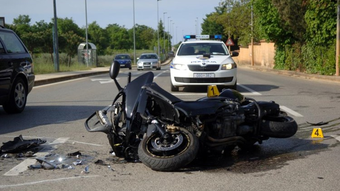Teška nesreća u Puli: Vozačica nije stala na STOP, motociklist završio u bolnici