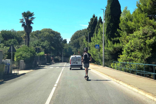 Opasna igra na romobilima u Puli završila padom: Dvoje maloljetnika ozlijeđeno, policija im oduzela vozila