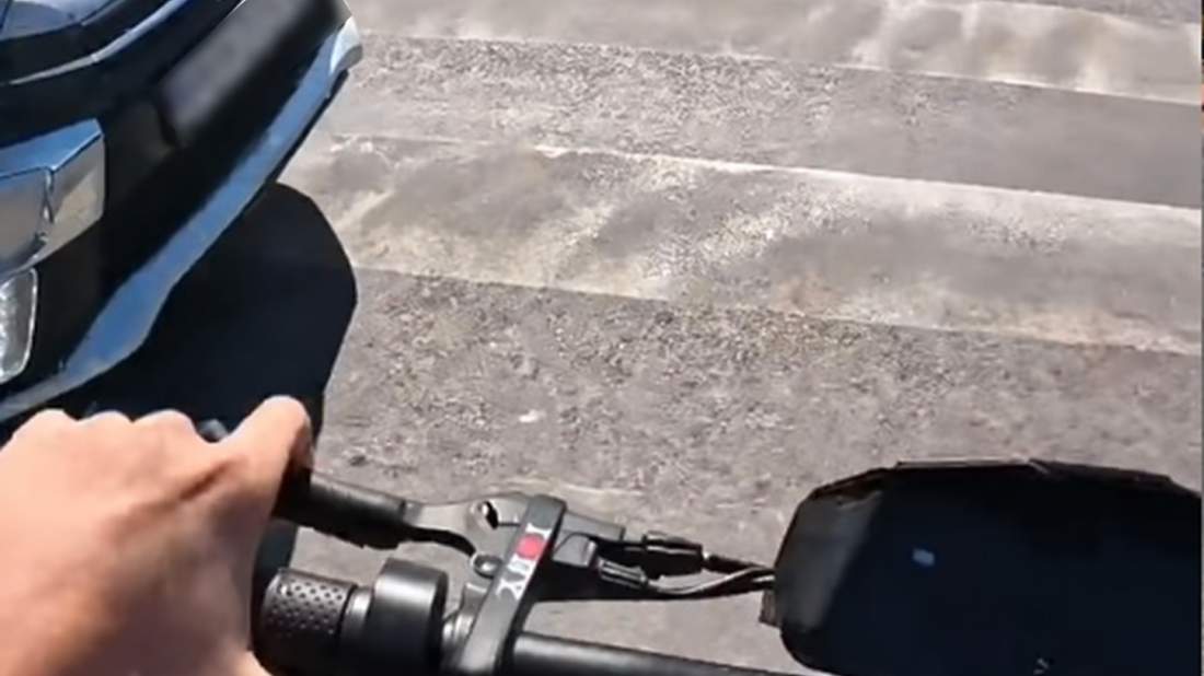(VIDEO) Sekunde do nesreće u Poreču: Na romobilu izletio kroz crveno, vozač zakočio u zadnji tren!