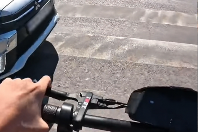 (VIDEO) Sekunde do nesreće u Poreču: Na romobilu izletio kroz crveno, vozač zakočio u zadnji tren!