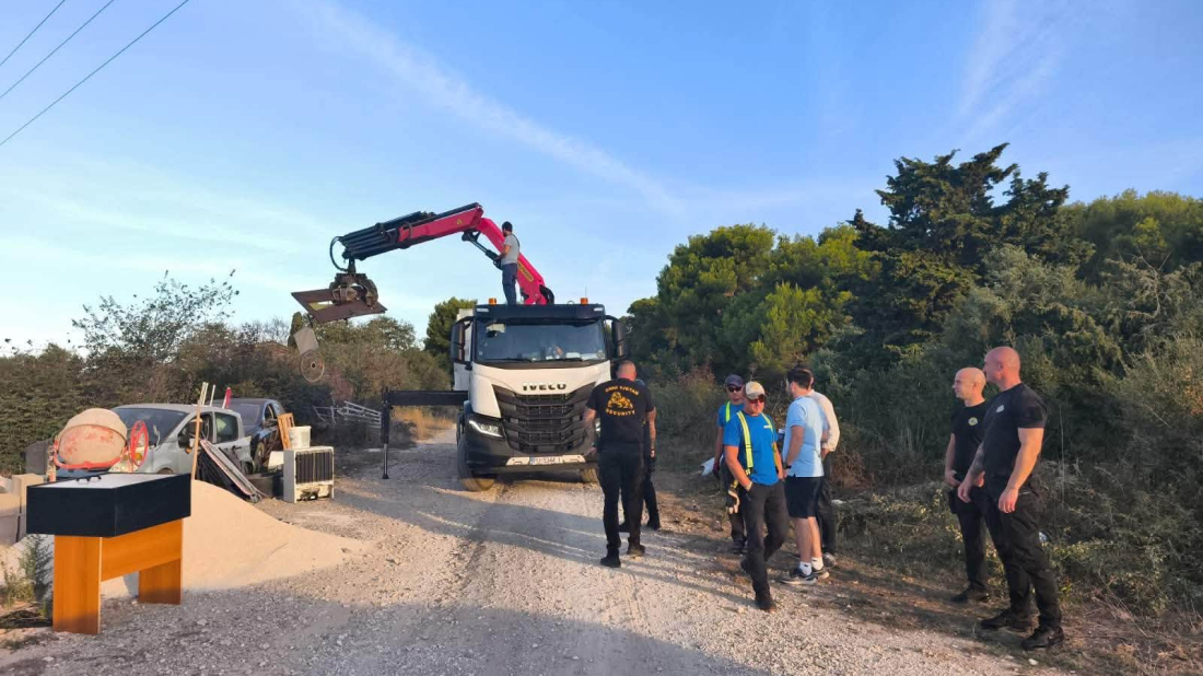 NAKON BANJOLA NA RED STIGAO POMER: Redari uklanjaju sve što je neovlašteno ostavljeno