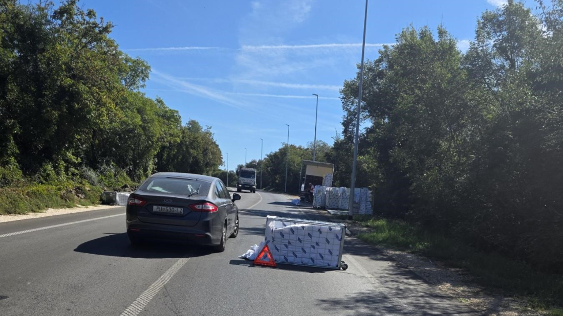 NEOBIČAN PRIZOR U ROVINJU: S kamiona ispali ručnici i prljavo rublje, vozi se usporeno
