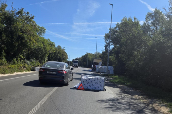 NEOBIČAN PRIZOR U ROVINJU: S kamiona ispali ručnici i prljavo rublje, vozi se usporeno