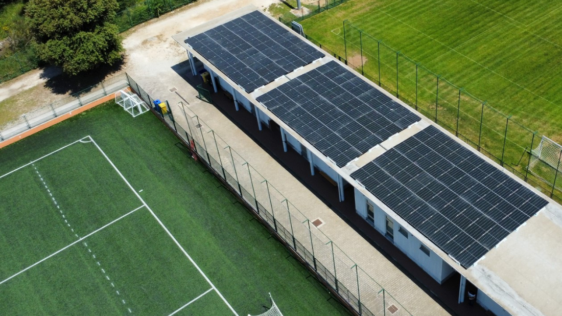 FOTO: Sunce će proizvoditi struju za rovinjski sport: Na Valbruni postavljeni solarni paneli