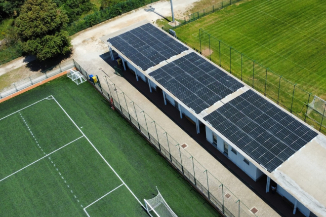 FOTO: Sunce će proizvoditi struju za rovinjski sport: Na Valbruni postavljeni solarni paneli