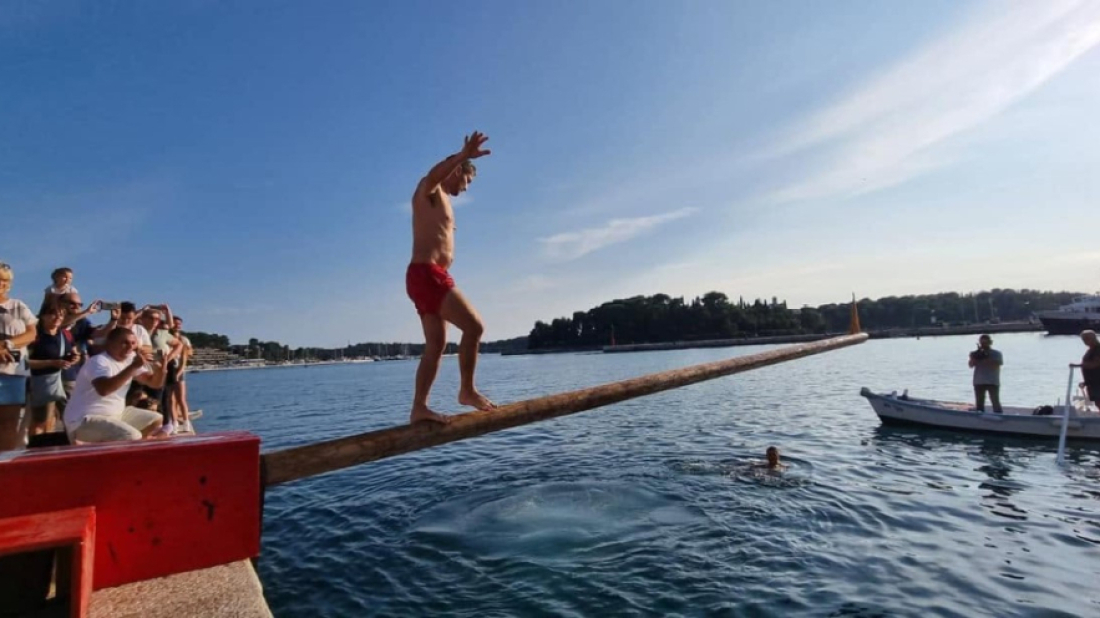Rovinj danas slavi! Nauljeni stup, batane, koncerti i spektakl na Svetoj Eufemiji