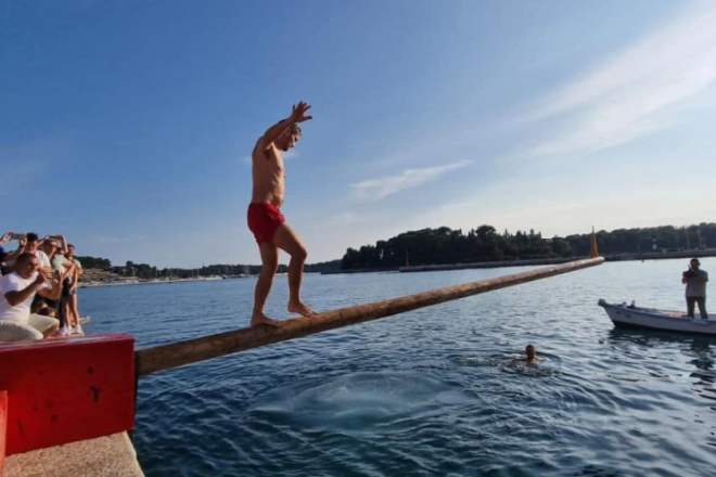 Rovinj danas slavi! Nauljeni stup, batane, koncerti i spektakl na Svetoj Eufemiji