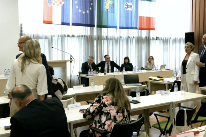 BURNO U SKUPŠTINI! Žestok verbalni sukob Radolović i Peruško, sjednica prekinuta