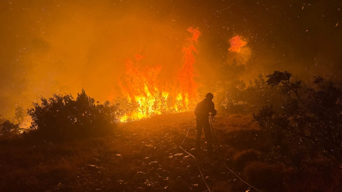 Nova smjena istarskih vatrogasaca krenula prema Braču: Ujutro preuzimaju borbu s velikim požarom