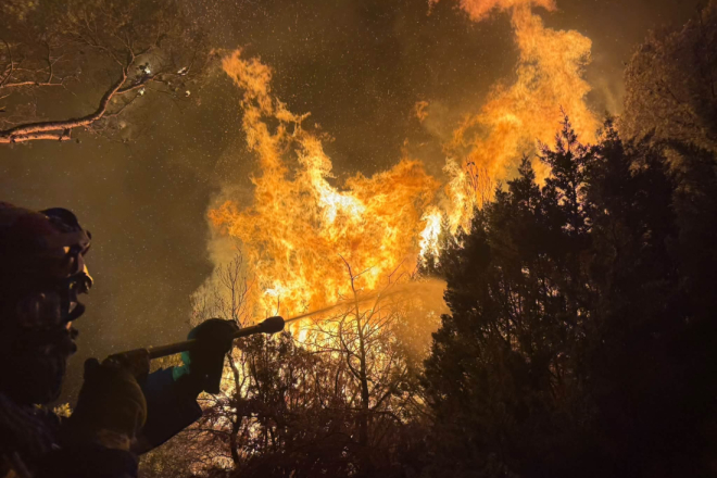FOTO Evo s čime se bore istarski vatrogasci na Braču: Cijelu noć branili kuće od vatrene stihije