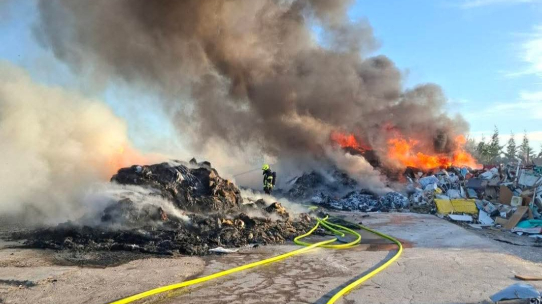 Požar u industrijskoj zoni Galižana: Na terenu 12 vatrogasaca