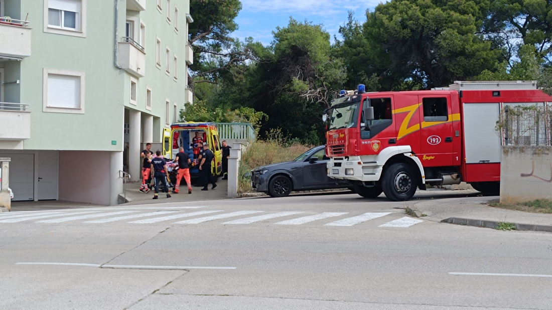 Policija, vatrogasci i Hitna pohitali u Rizzijevu ulicu, žena prevezena u bolnicu