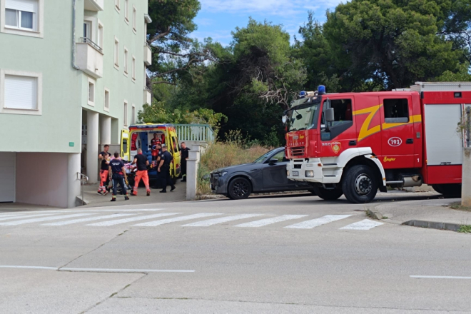 Policija, vatrogasci i Hitna pohitali u Rizzijevu ulicu, žena prevezena u bolnicu