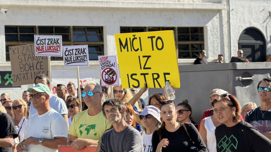 FOTO: Prosvjed u Raši zbog otpada iz Gospića: Mještani poručili da strahuju za zdravlje i okoliš
