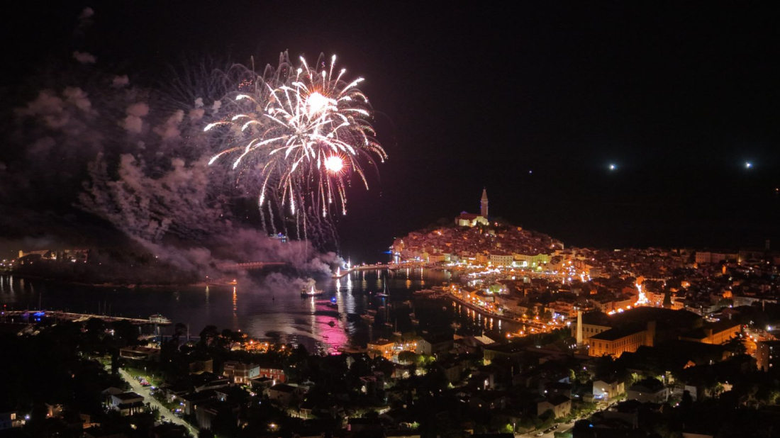 FOTO: Rovinj ponovno zasjao! Brojni sugrađani i gosti uživali uz Marka Kutlića i sjajan vatromet