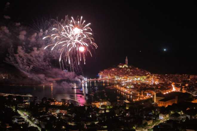 FOTO: Rovinj ponovno zasjao! Brojni sugrađani i gosti uživali uz Marka Kutlića i sjajan vatromet